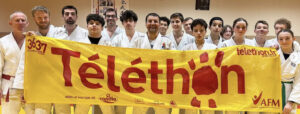 Groupe de judoka du JCPE avec la banderole du JCPE